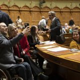La garantie des droits politiques pour toutes les personnes en situation de handicap était une demande exprimée lors de la session des personnes handicapées en 2023 (archives). Keystone/ANTHONY ANEX
